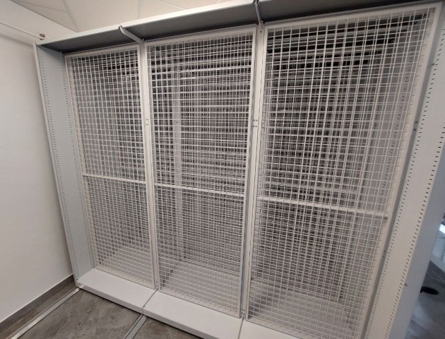 Стеллажи с сетками для картин