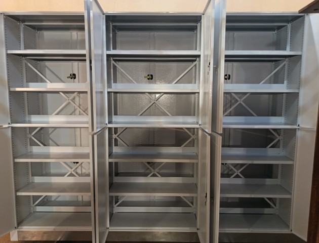 Распашные двери на металлических стеллажах