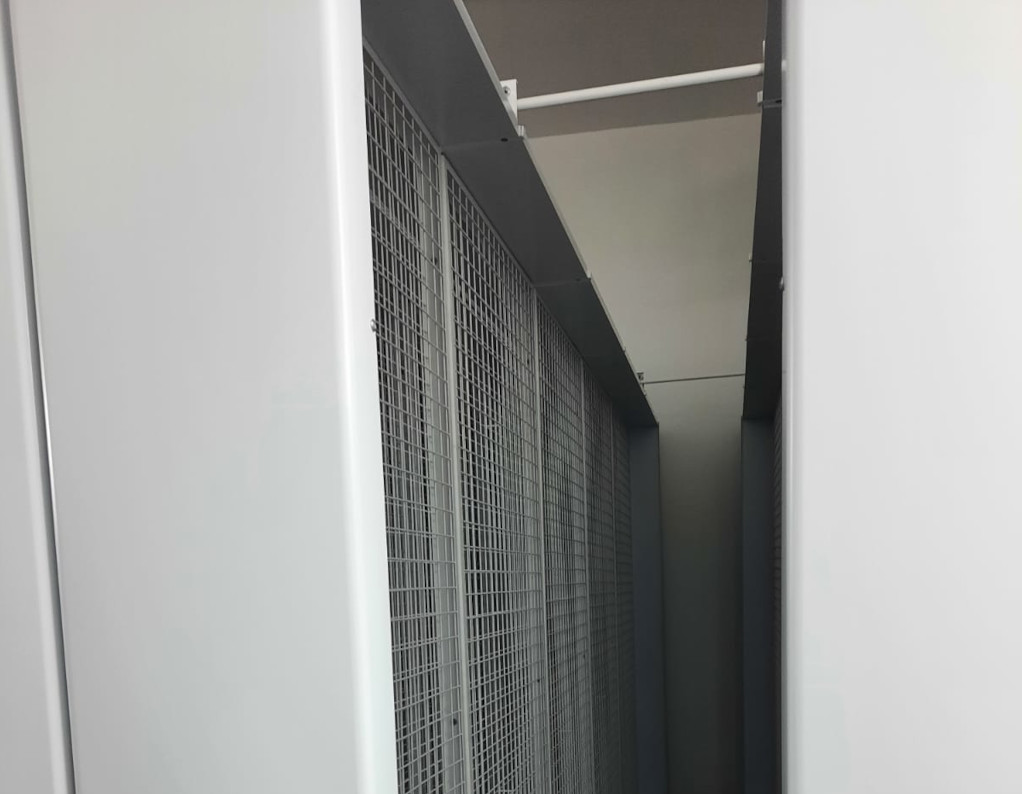 Музейные стеллажи с сетками для хранения картин