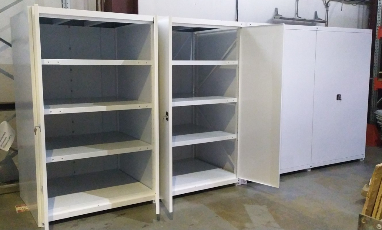 Задняя стенка на металлических стеллажах