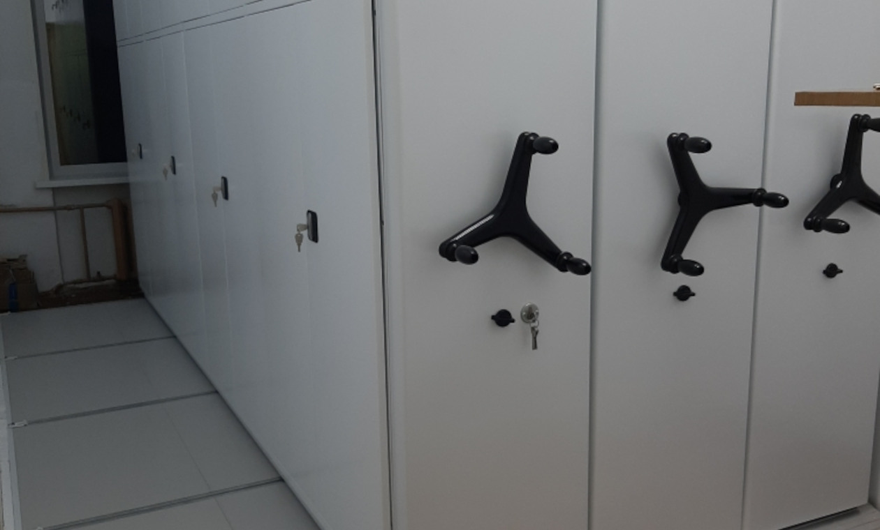 Замок на мобильном стеллаже